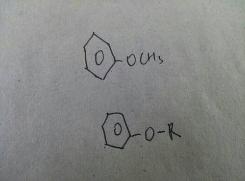 有谁知道“对苯二酚”（就是苯环对位有两个羟基）氧化后是什么颜色？