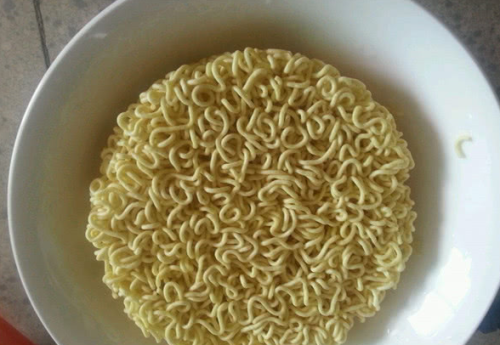 方便面的面饼是怎么做出来的