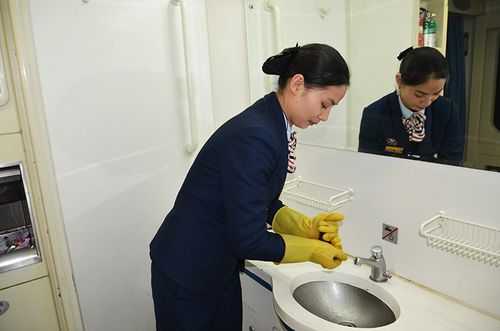 长途汽车厕所那些排泄物是怎么处理的？需要乘务员自己去清理吗？