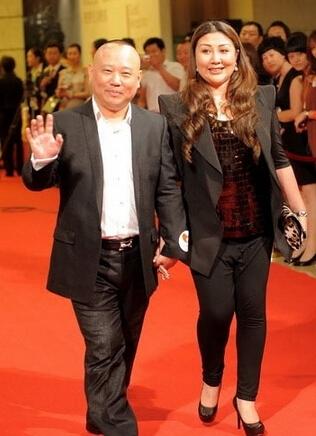 王惠时隔多年罕见登台，郭德纲亲自为老婆报幕，她的状态如何？