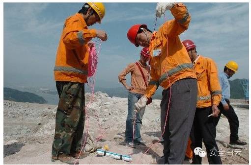 爆破员对爆破器材装药时什么检查？