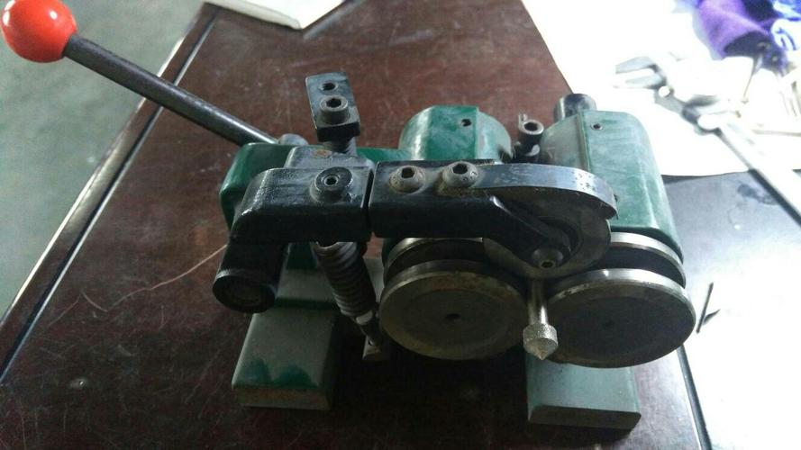 这种磨针机是靠什么控制工件前后移动的，顺时针转动手柄工件往前走，反之则往后，这是什么原理，请教，谢