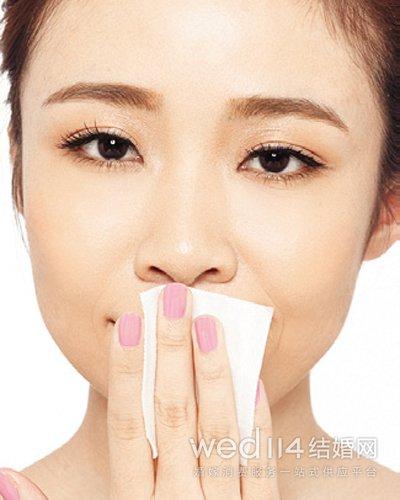 唇部卸妆的正确方法是什么？