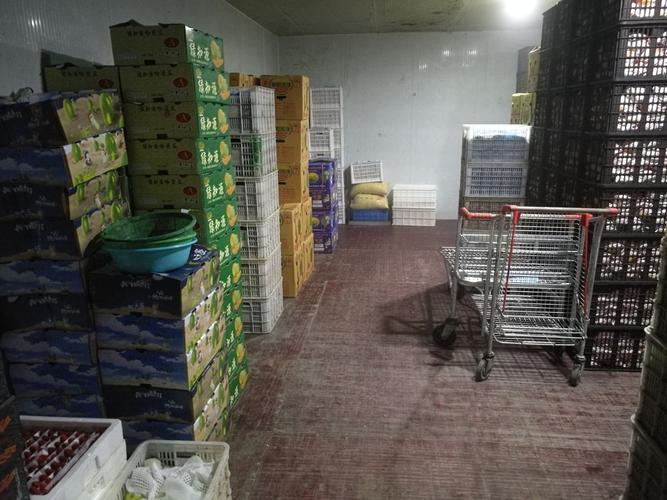 请分析一个以储存鲜果为主的仓库需要用到哪些设备设施？