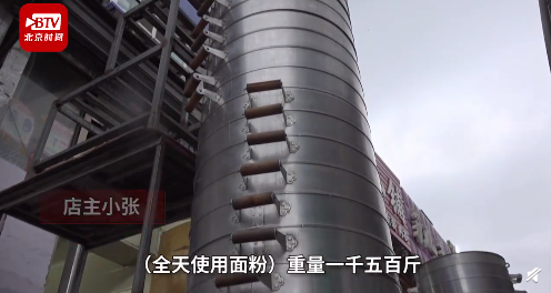 霸气馒头店摞起40锅同时蒸引热议，网友对此有何评价？
