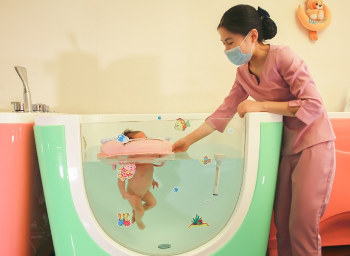 婴儿出生多久可以游泳