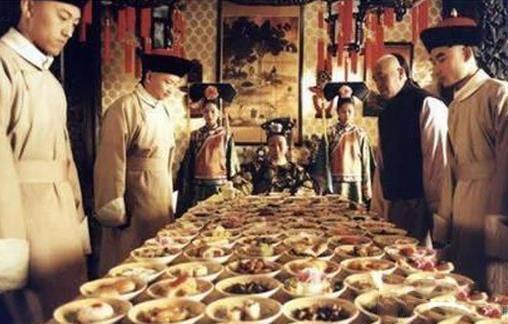 满汉全席的名点“云河段霄”是以哪种水果作为原料的？