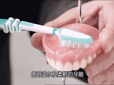 老人假牙可以用牙膏清洁吗