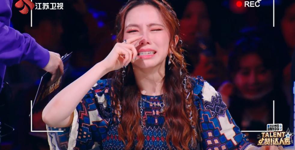 邓紫棋在演唱会上哭了是怎么回事？