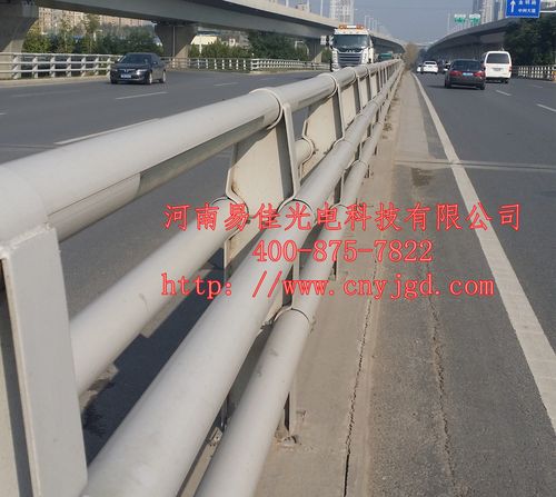 护栏灯应该是安装在护栏的外面还是里面？