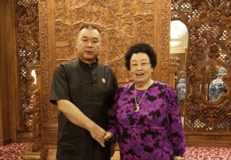 迟重瑞的妻子陈丽华，是满清皇族的后代吗？
