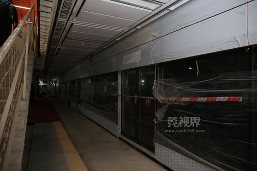 与传统的地下车站想比，采用站台屏蔽门具有哪些优点