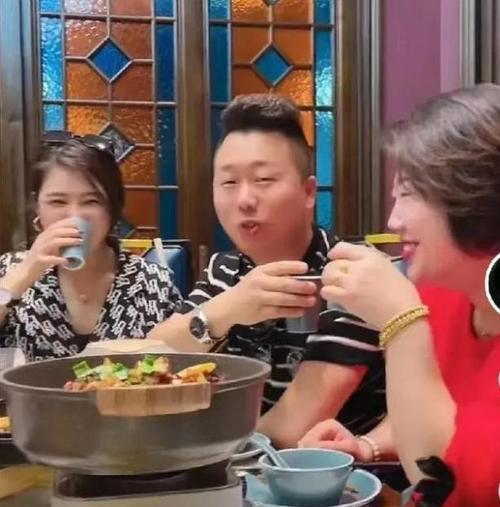 张良烧烤老婆跳江是真的吗