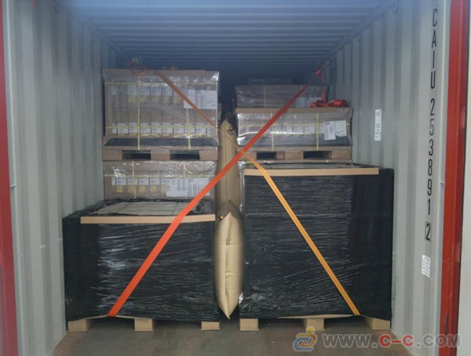 货舱盖已锁，封条经检查完好无损。怎样翻译？
