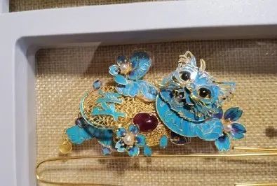 销售保护动物制成的点翠工艺品，北京一女子被刑拘，她的行为如何定性？