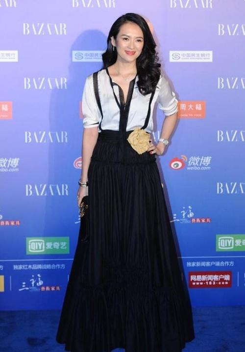 章子怡黑白裙端庄优雅，气质出众却不清纯，你认为呢？