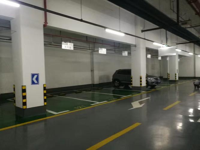 地下车库中地面车挡距离墙面应是多少米