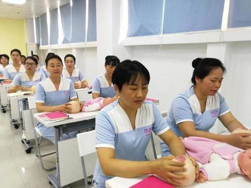 月嫂月平均工资15000元，家政服务进入万亿时代，发展为何越来越火？