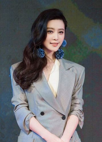 范冰冰西装配碎花衬衫很清新，穿上半裙个高又苗条，你还喜欢她吗？