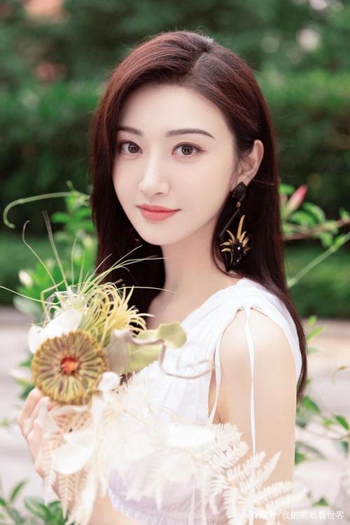 景甜晒出美照，青春又迷人，你觉得她漂亮吗？