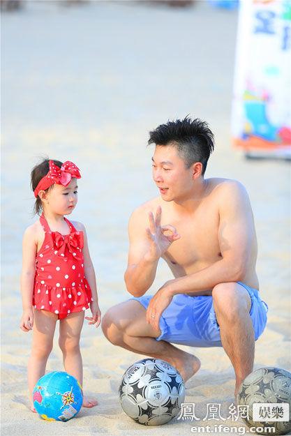爸爸回来了奥莉坐在李小鹏背上爸爸做俯卧撑放的英语歌名字是什么
