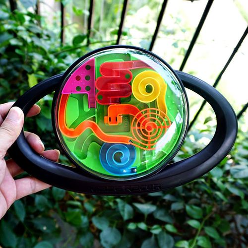 以前小时玩的一个玩具立体球型 里面有钢球球 可以走迷宫