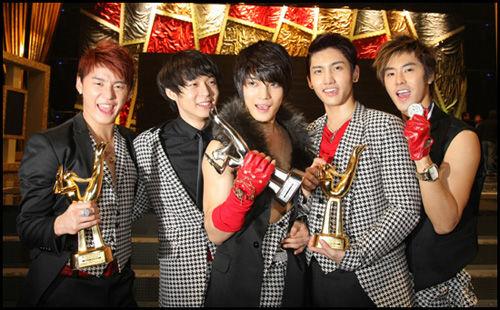 东方神起第一次来中国开演唱会是什么时候？
