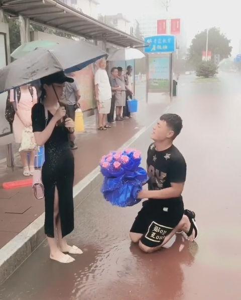 陪跑员雨中跪地求婚女友，全场欢呼鼓掌，女方有何反应？