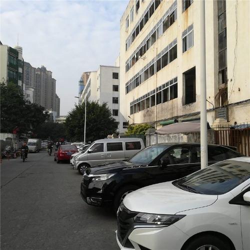 从深圳宝安翻身43区搬家到西丽文光村，东西不多，就四个包，一个行李箱和一个风扇，但是搬家公司价格好高