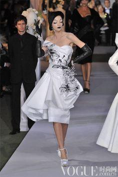约翰加利亚诺(john  galliano)是哪个品牌设计师