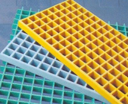 东莞市固鼎建材科技有限公司是专业生产玻璃钢格栅，玻璃钢盖板厂家，在东莞万江钢材市场附近107国道边吗？