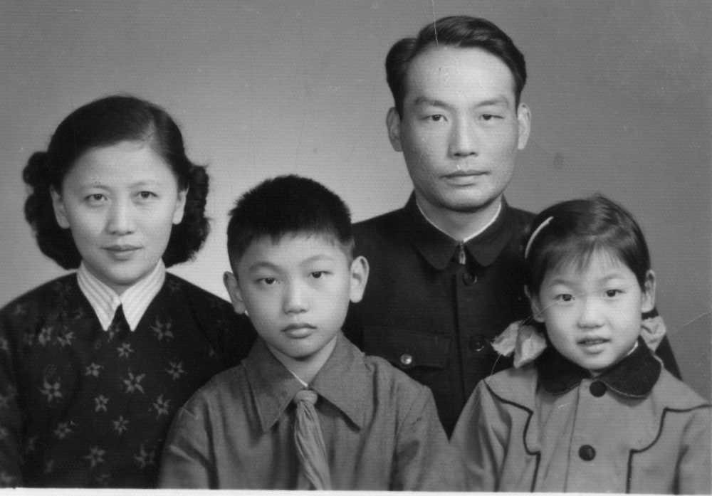 杭州二熊是熊向辉的儿子吗？如题 谢谢了