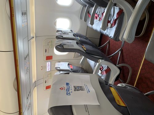 祥鹏航空8L9980的57G座位号是靠窗的吗？