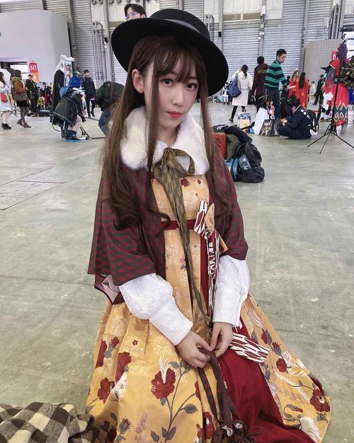 上海2011的comicon和comicup哪个好玩？有什么区别？有没有cos展？周边之类的又没有卖？详细点说，谢谢。