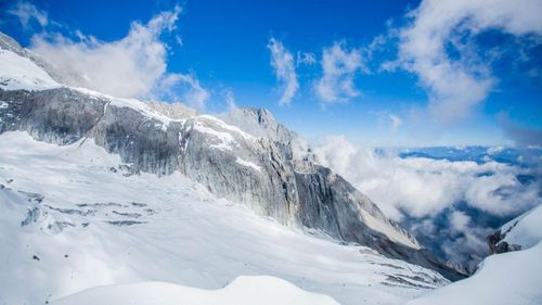 丽江玉龙雪山8月飘雪是怎么回事？