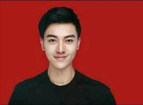 最帅证件照。这个男子是谁？？？