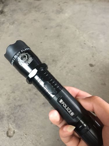 济南哪有卖强光手电的带电击的那一种？要正品！！！