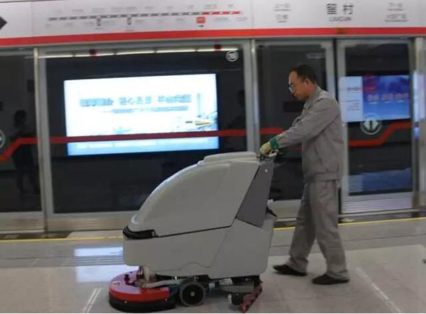 石家庄地铁保洁9个半小时月工资多少钱？