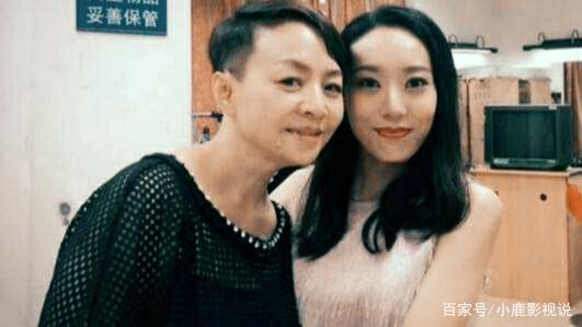被周星驰相中，谢娜力捧，宋丹丹收徒，改名后的鄂靖文哪去了？