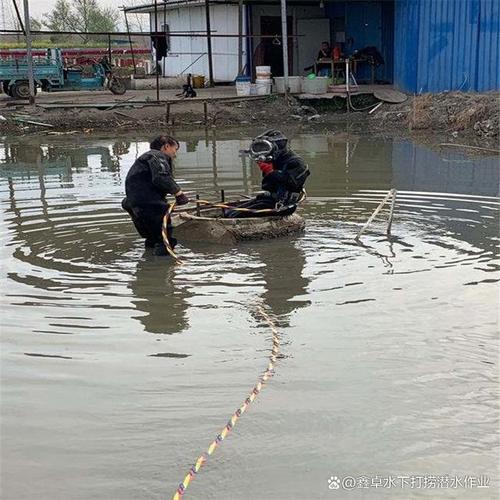 
</p>
<p>
专业打捞队河里捞人
</p>
<p>
