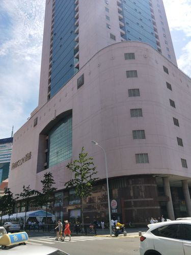 青岛市中山路，百盛商业大厦附近，有什么特色的餐厅？中西餐均可，适合6-7个人去。稍微有点档次的。