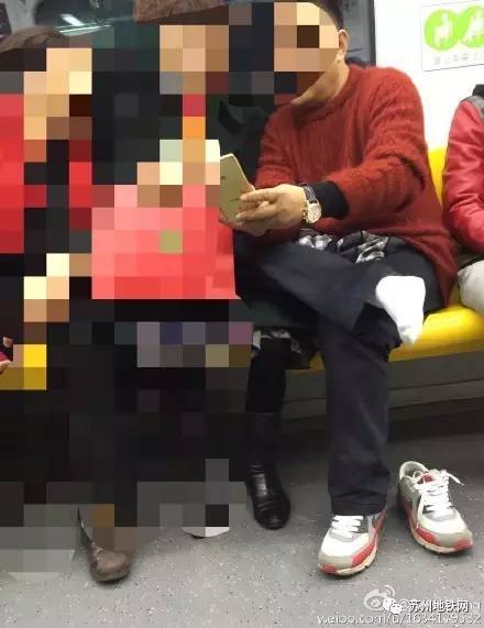 南京大妈为何在地铁怒坐美男大腿上？