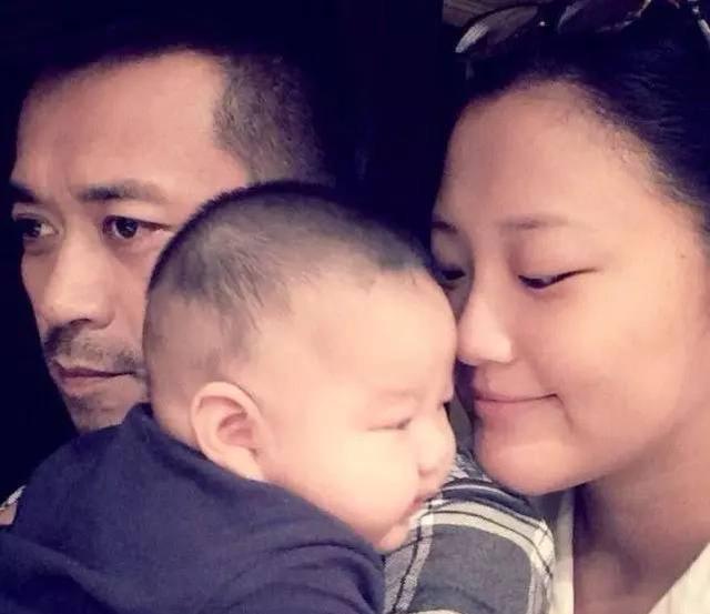 48岁王学兵携三婚娇妻与娃，随手扔烟纸被说，行为是否过于不良？