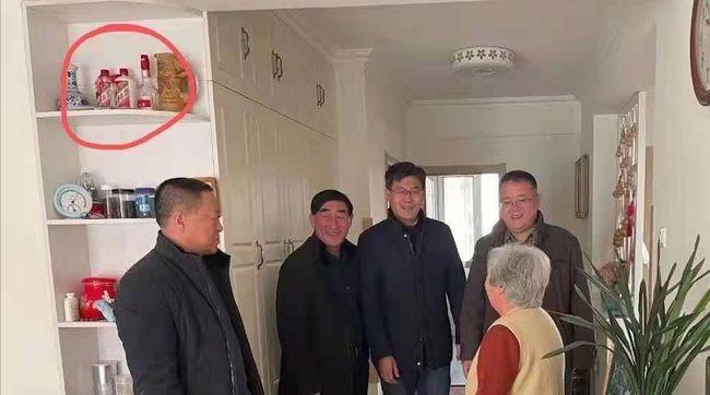 困难户的家中，竟摆着茅台五粮液，事件的背后是否有内幕？