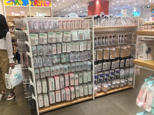 广州尚式展示道具的精品店的货架有什么作用？