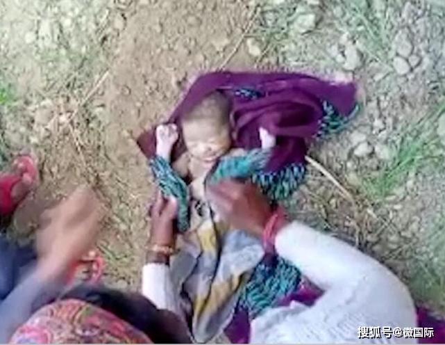 印度一新生婴儿被活埋在农场，孩子的现状如何？
