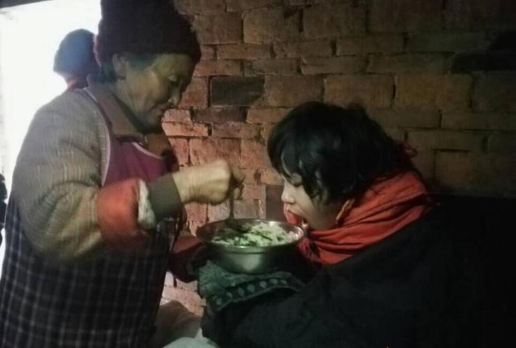 智障女孩住猪圈 还有人性吗