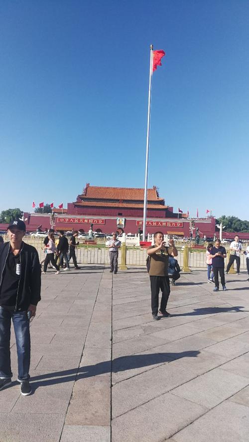 明天带小孩去北京，从北京西下。请问我们是直接从北京西到天安门附近住下？