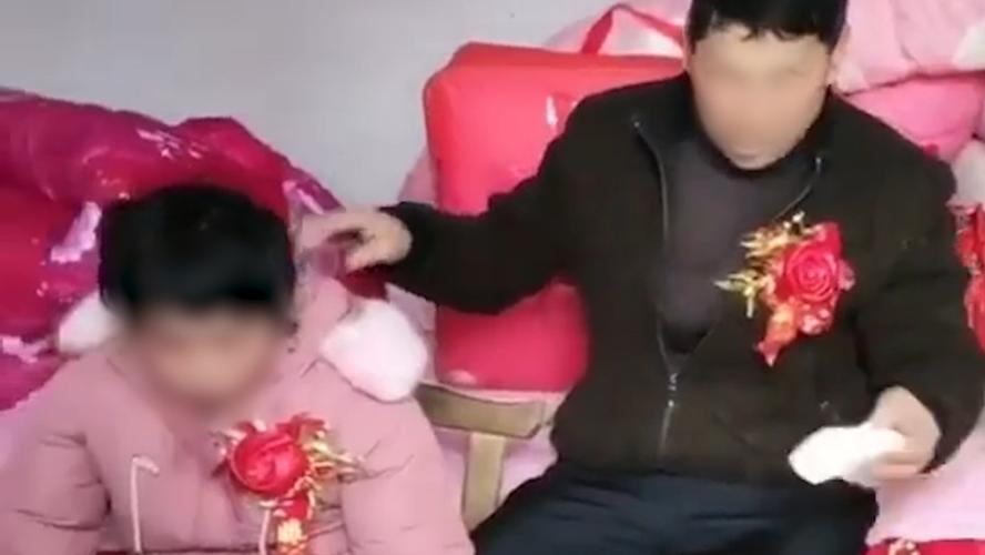 55岁男子娶智障女孩一事引发外界关注，你能理解女孩父母的举动吗？