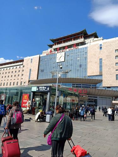 明天带小孩去北京，从北京西站下。请问我们是直接从北京西到天安门附近住下？